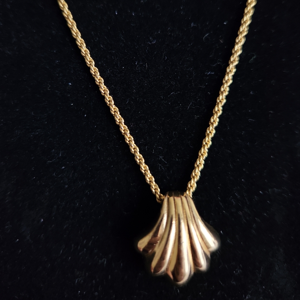Christian Dior Gold Tone Shell Pendant Necklace - Picture 3 of 6